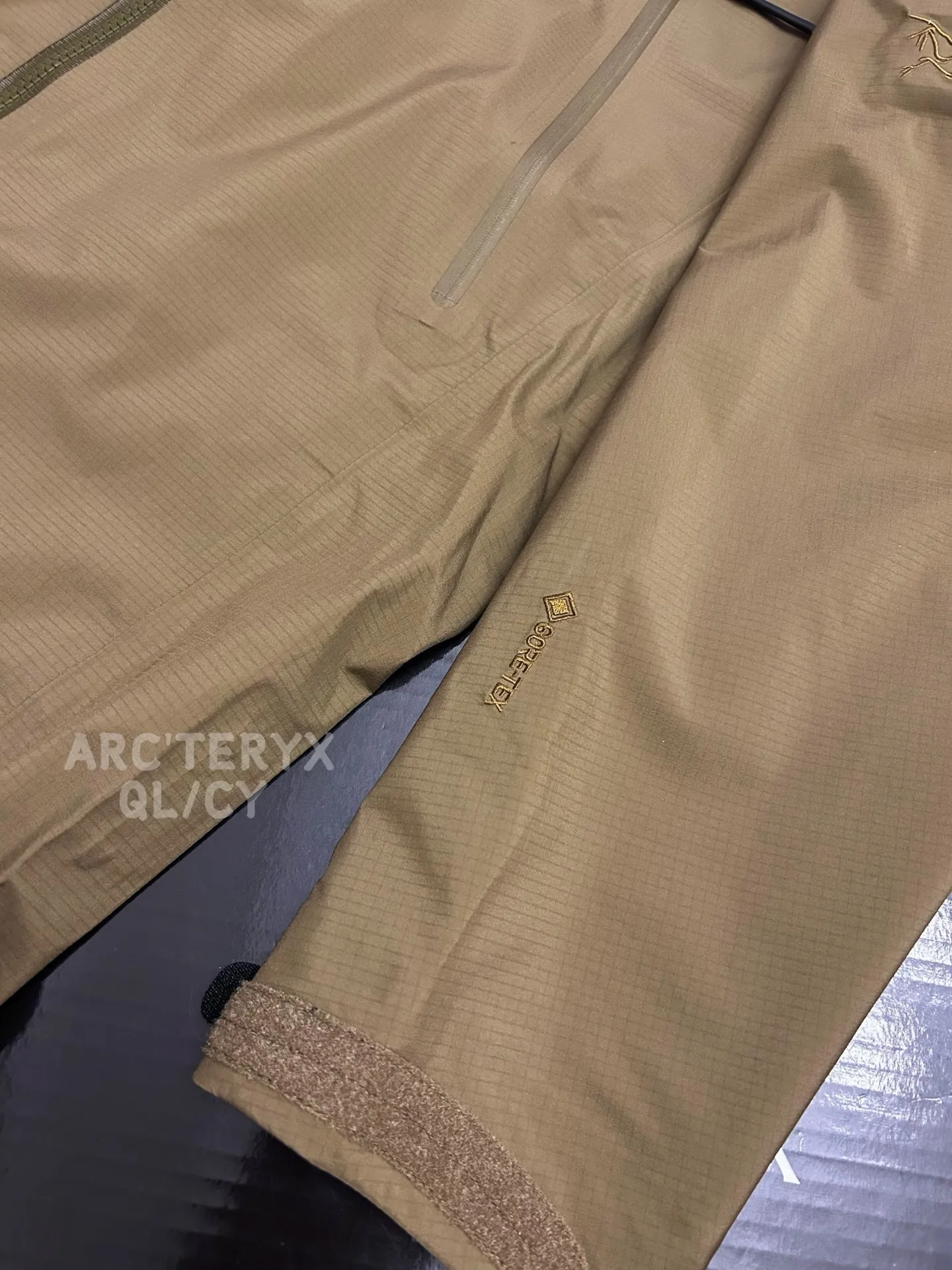 D 15 Alpha Lt • ： GORE-TEX Breathable ， + ， • Classic ： ， + ， • ：Black（Versatile ）、 Gray（ ）、 （ ）、 （ ） • ：ARC'TERYX ， ， ， / / ！ GORE-TEX 、 、 ， Black/ / / ， In Stock，Quality ， 💯